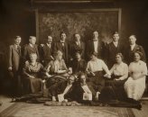 Virginia Snow Stephen et Hilda Erickson (Salt Lake City, 21 novembre 1915 ?) — Virginia Snow Stephen au centre, coiffée du mortier universitaire,<br class='manualbr' />Hilda Erickson à sa gauche, chemise blanche et collier<br class='manualbr' />Probablement le jour des funérailles de Joe Hill
